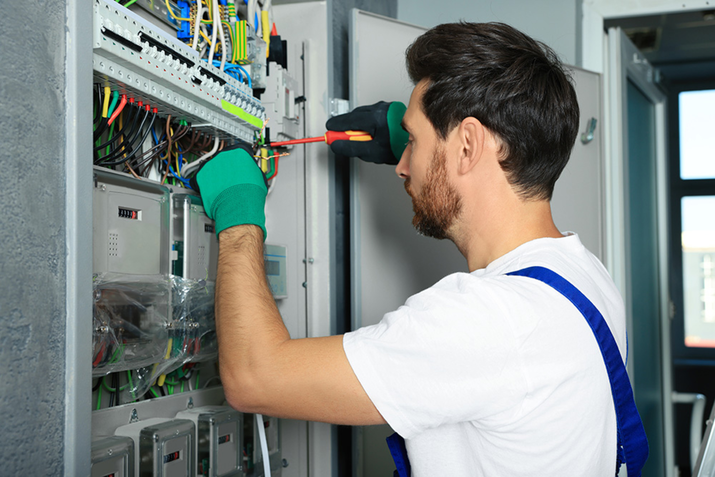 Nieder­spannungs­anlagen bei V-Tech Elektroinstallation in Königsbrunn