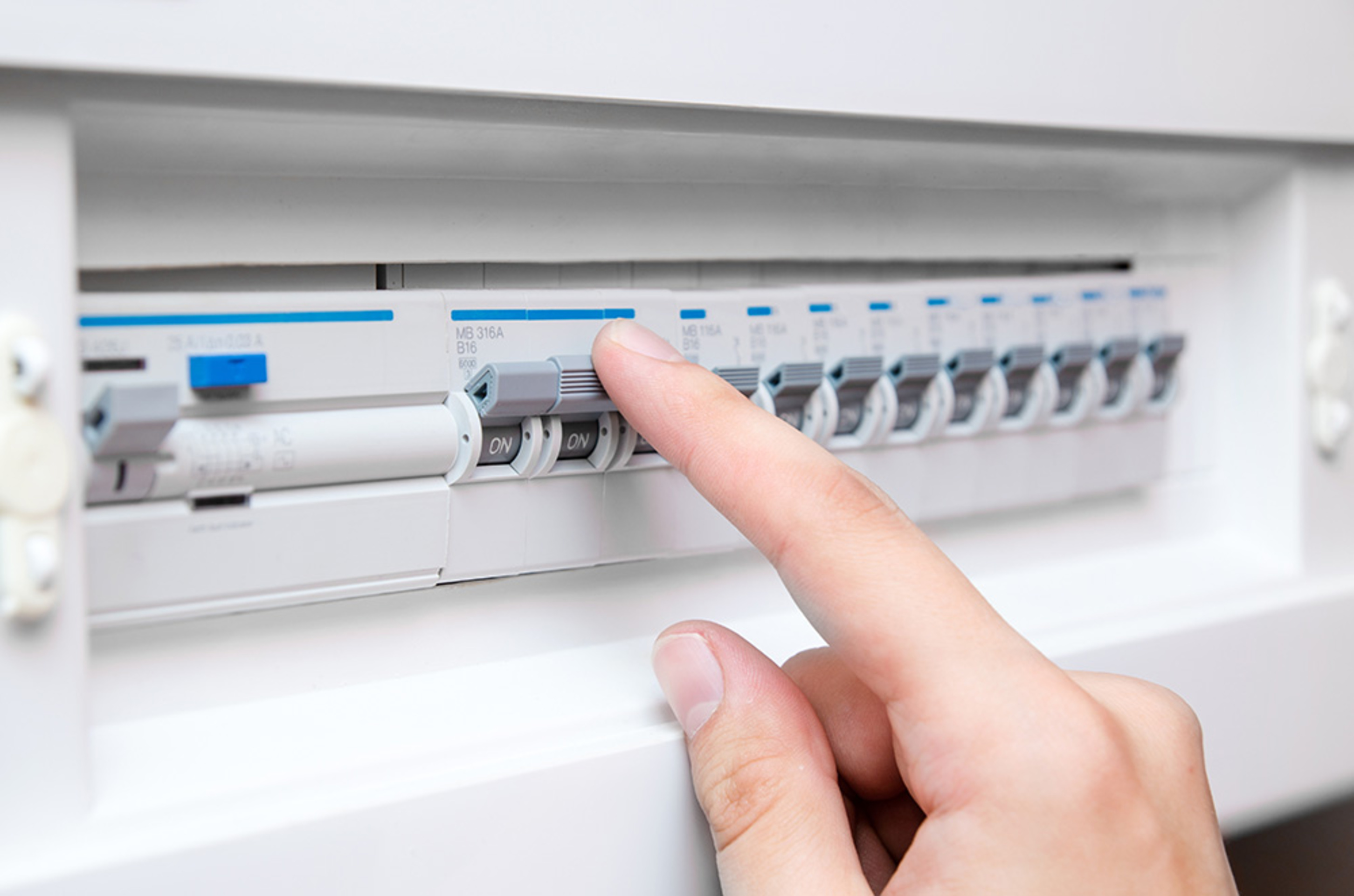 Schalt­schrank­bau bei V-Tech Elektroinstallation in Königsbrunn
